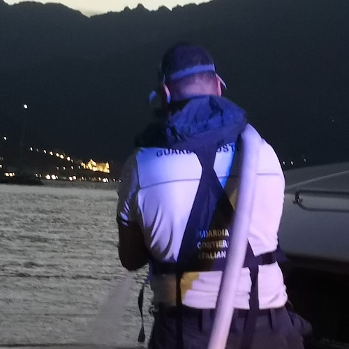 Scoppia incendio su catamarano nella rada di Amalfi, Guardia Costiera entra in azione 