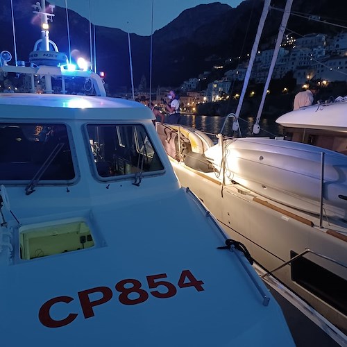 Scoppia incendio su catamarano nella rada di Amalfi, Guardia Costiera entra in azione 