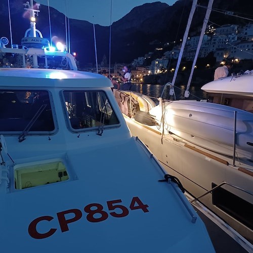 Scoppia incendio su catamarano nella rada di Amalfi, Guardia Costiera entra in azione 