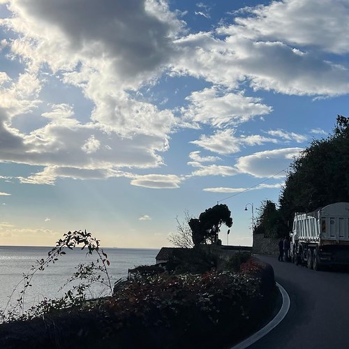 Scoppia pneumatico, camion si ferma lungo la SS163 Amalfitana<br />&copy; Massimiliano D'Uva