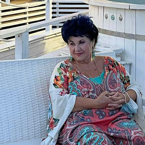Scudetto del Napoli, Marisa Laurito rinuncia allo spogliarello: «Mi vesto d'azzurro, la città non ha bisogno di riscatto»