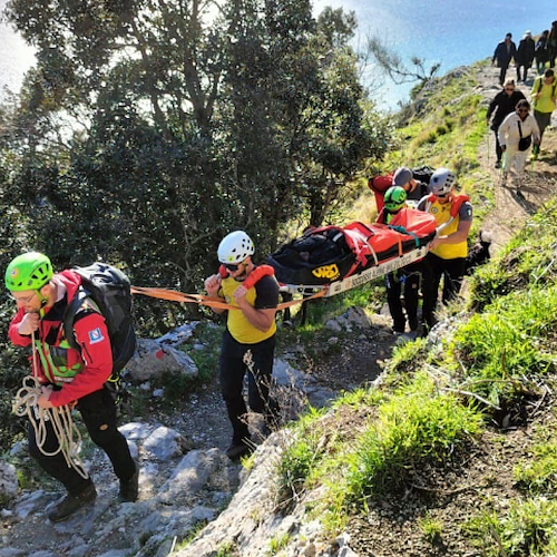 Sentiero degli Dei, escursionista si infortuna alla caviglia: interviene il Soccorso Alpino 