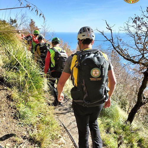 Sentiero degli Dei, escursionista si infortuna alla caviglia: interviene il Soccorso Alpino 