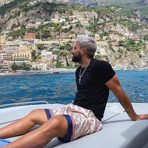 Sergio Leonel Agüero da Capri alla Costa d'Amalfi si rilassa nelle nostre acque