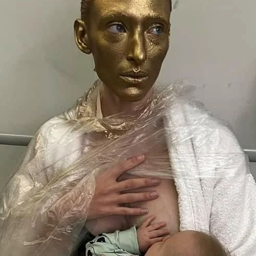 Sfilata Schiaparelli, la modella Maggie Maurel allatta la figlia nel backstage: la foto divide il web 