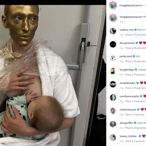 Sfilata Schiaparelli, la modella Maggie Maurel allatta la figlia nel backstage: la foto divide il web 