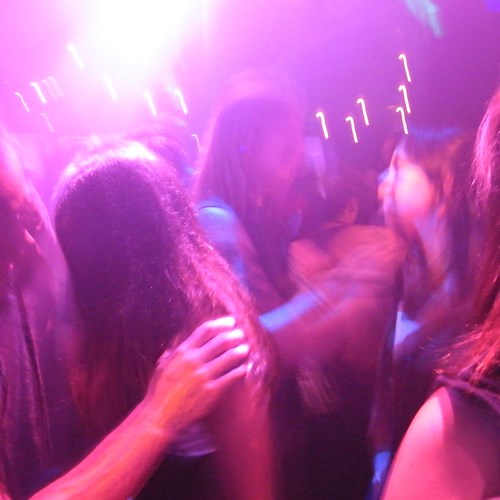 Si allontana dagli amici per andare in bagno: 31enne violentata in discoteca a Milano 