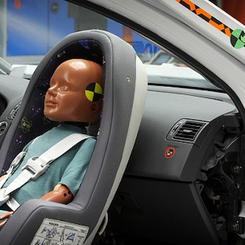 Si attiva airbag dopo incidente, muore neonato sul sedile anteriore 