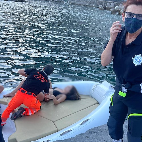 Si infortuna gravemente in barca ad Amalfi, ragazza finisce in ospedale /FOTO