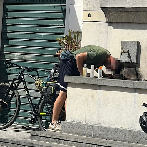 Si lavano i capelli nella fontana monumentale: l'inciviltà di alcuni ciclisti a Maiori 