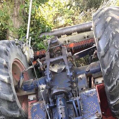 Si ribalta con il trattore mentre lavora nei campi: anziano perde la vita ad Agropoli 