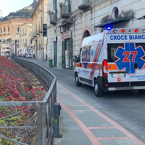 Si sente male a Maiori, signora anziana attende per più di un'ora ambulanza medicalizzata