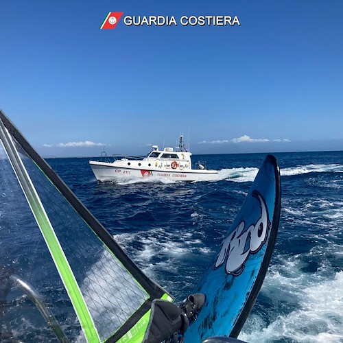 Si strappa la vela del windsurf, uomo soccorso a Cetara dalla Guardia Costiera