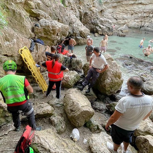 Si tuffa da ponticello e riporta trauma lombare, turista americano soccorso a Sorrento 