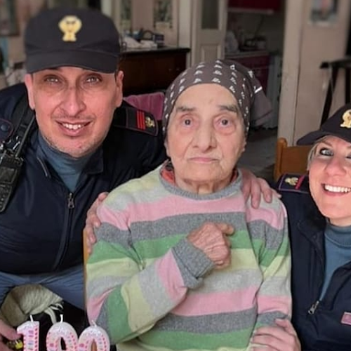 Soccorsero anziana in difficoltà a Napoli, poliziotti tornano a trovarla e le portano torta per i 100 anni
