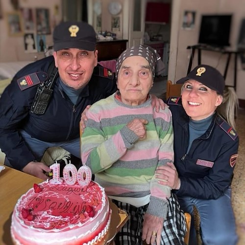 Soccorsero anziana in difficoltà a Napoli, poliziotti tornano a trovarla e le portano torta per i 100 anni