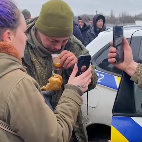 Soldato russo si arrende, ucraini lo sfamano e gli fanno chiamare la madre