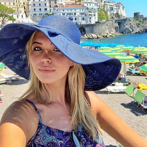 Sole e relax tra Amalfi e Positano per Sandra Kubicka, modella di Playboy 