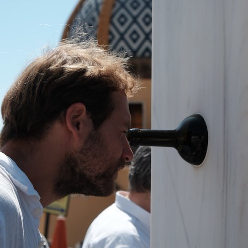 "Sole per Sol, Pietra per Pietro": l’artista francese Luke James dedica un'opera a Praiano