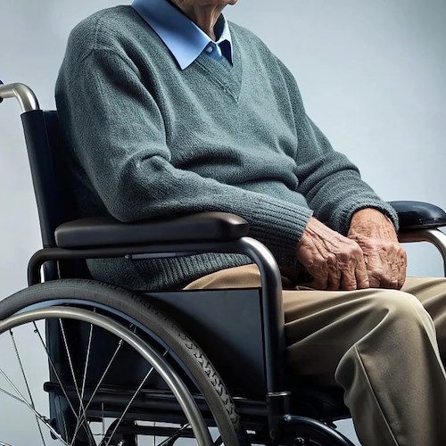 Anziano in sedia a rotelle <br />&copy; BulentYILDIZ
