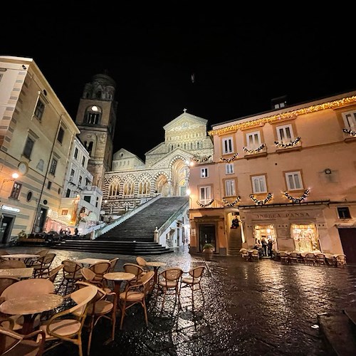 Sorpreso ad urinare sulle scale del Duomo di Amalfi, turista sanzionato 