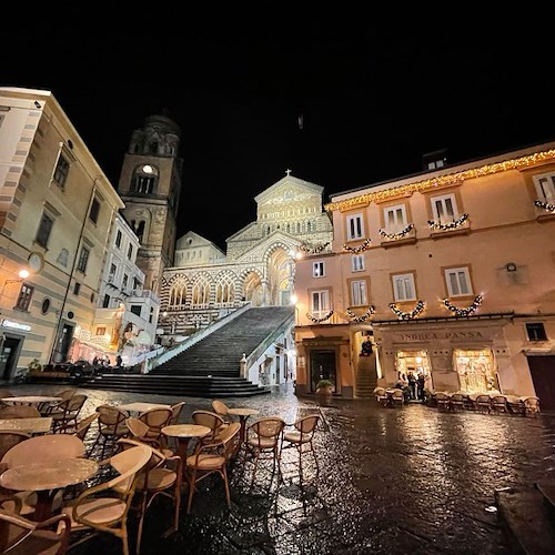Sorpreso ad urinare sulle scale del Duomo di Amalfi, turista sanzionato 