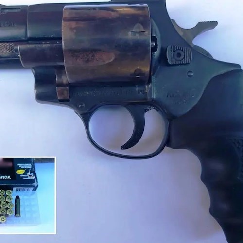 Sorpreso con una pistola e munizioni, 21enne in manette a Ponticelli 