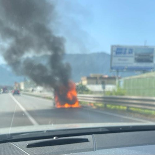 Sorrento, auto avvolta dalle fiamme in autostrada 