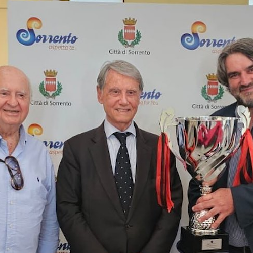 Sorrento Calcio, il presidente onorario Gianluigi Aponte solleva il trofeo della promozione in Serie C
