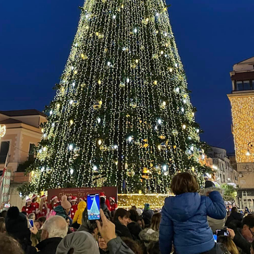 Sorrento, con l'accensione dell’albero di Natale al via il cartellone di eventi 
