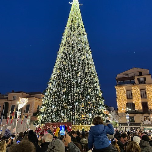 Sorrento, con l'accensione dell’albero di Natale al via il cartellone di eventi 