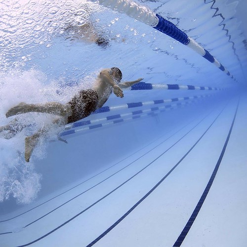 Sorrento: corsi di nuoto e di acquagym gratuiti per bambini, ragazzi, anziani e persone disabili 