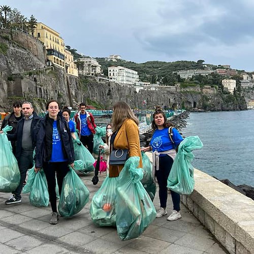 Sorrento e Punta Campanella: volontari locali e stranieri ripuliscono i fondali di Marina Piccola 