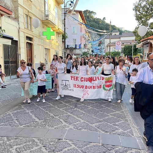 Sorrento, fiaccolata e lungo corteo per ricordare Giulia Tramontano e il piccolo Thiago 