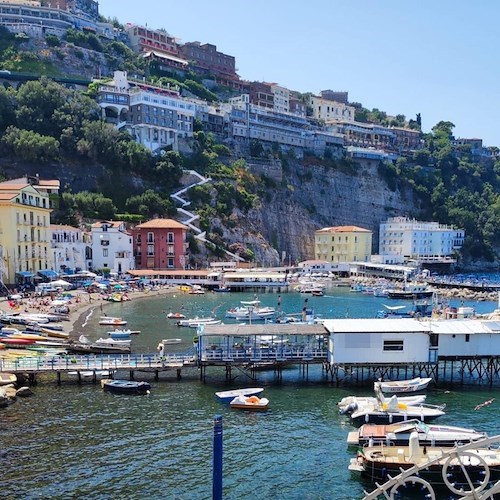 Sorrento, il mare torna balneabile a Marina Grande