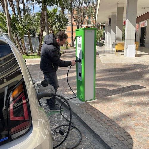 Sorrento, in piazza Lauro una stazione di ricarica per auto elettriche