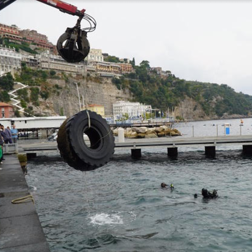 Sorrento: sei tonnellate di rifiuti recuperati dalla bonifica dei fondali al largo di Marina Grande