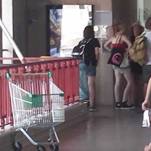 Sorrento: turisti usano carrello della spesa per trasportare i bagagli, poi lo abbandonano alla stazione