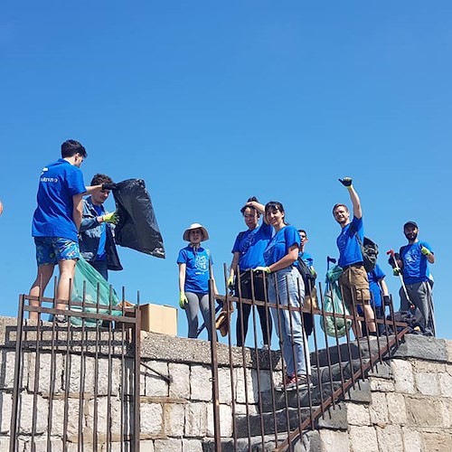 Sorrento, volontari ripuliscono fondali e scogliere di Marina Piccola 