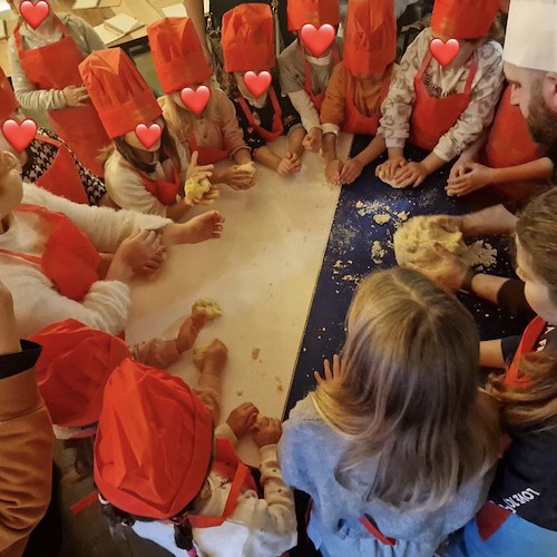 Sorrisi e divertimento a Positano: bimbi si cimentano in cucina, pranzo di Natale per gli anziani 
