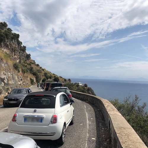 Sospese le vie del mare in Costiera Amalfitana. Traffico in tilt, auto e bus turistici in coda da Praiano a Tordigliano / FotoGallery VIDEO