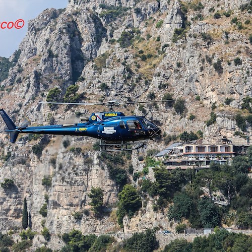 Sotto controllo le fiamme sulla Statale Amalfitana 163 per Positano: le foto di Fabio Fusco che documentano l'intervento dell'elicottero antincendio 