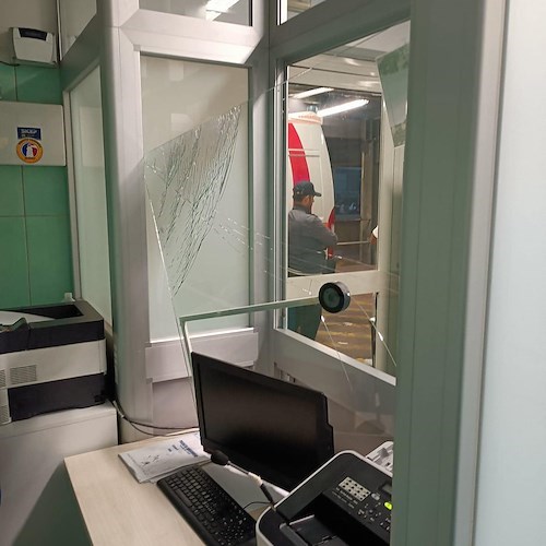 Sottopone paziente a tampone e viene preso a pugni, ancora episodi di violenza nel napoletano 