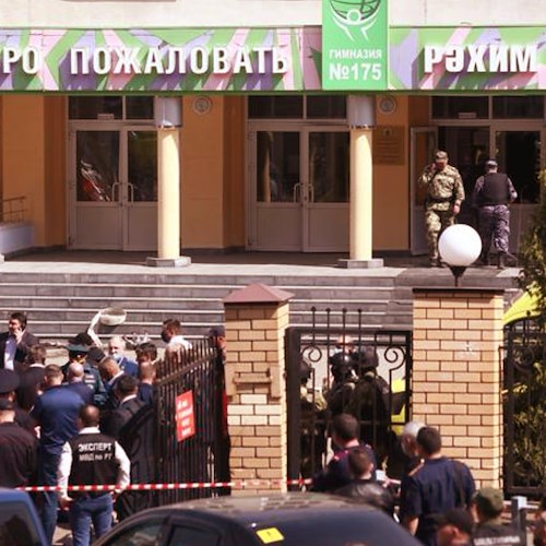Sparatoria a scuola, almeno 11 morti in Russia. Arrestato un ex studente: "Due mesi fa mi sono reso conto di essere Dio"