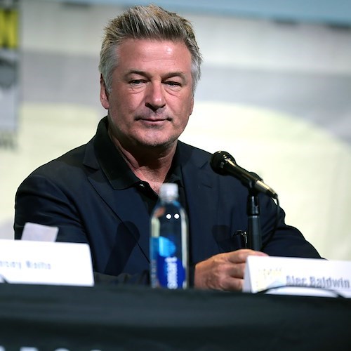 Sparatoria sul set, Alec Baldwin è stato incriminato per omicidio colposo involontario