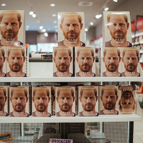 "Spare", il libro del principe Harry ha venduto oltre 400mila copie in un giorno. Meglio di lui solo "Harry Potter"