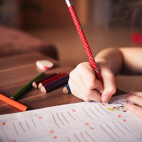 "Spazio Compiti Pomeridiano", a Positano un sostegno per aiutare bimbi con difficoltà di apprendimento 
