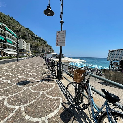 Spiagge libere a pagamento, Idea Comune: «Maiori non può allontanarsi dalle norme che disciplinano l’utilizzo del mare»