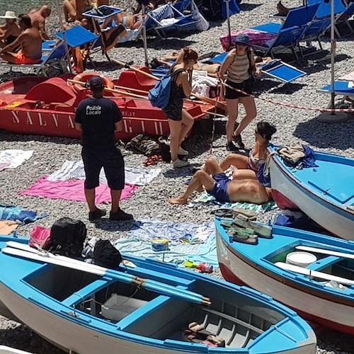 Spiaggia alla "Praia" ancora interdetta e approdo selvaggio: intervengono anche i Carabinieri la Polizia Municiapale per sgomberare /Foto