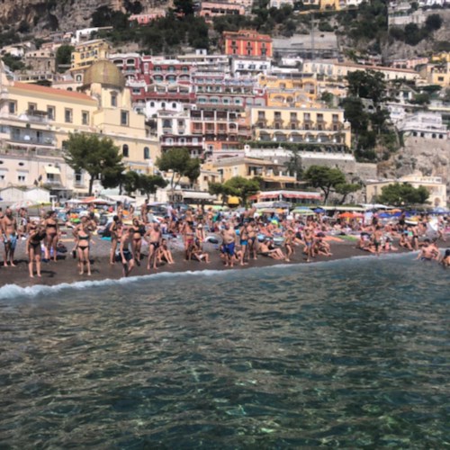 Spiaggia di Positano sold-out, bagnanti si infischiano del divieto di balneazione e affollano zona interdetta /FOTO 